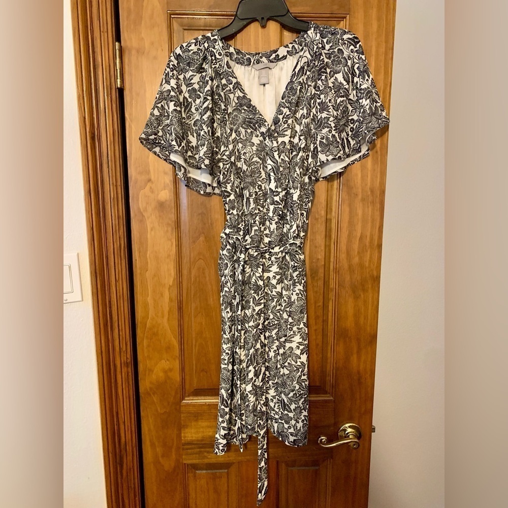 H&M Black Flowy Floral Belted Flutter Sleeve Dress Size Medium